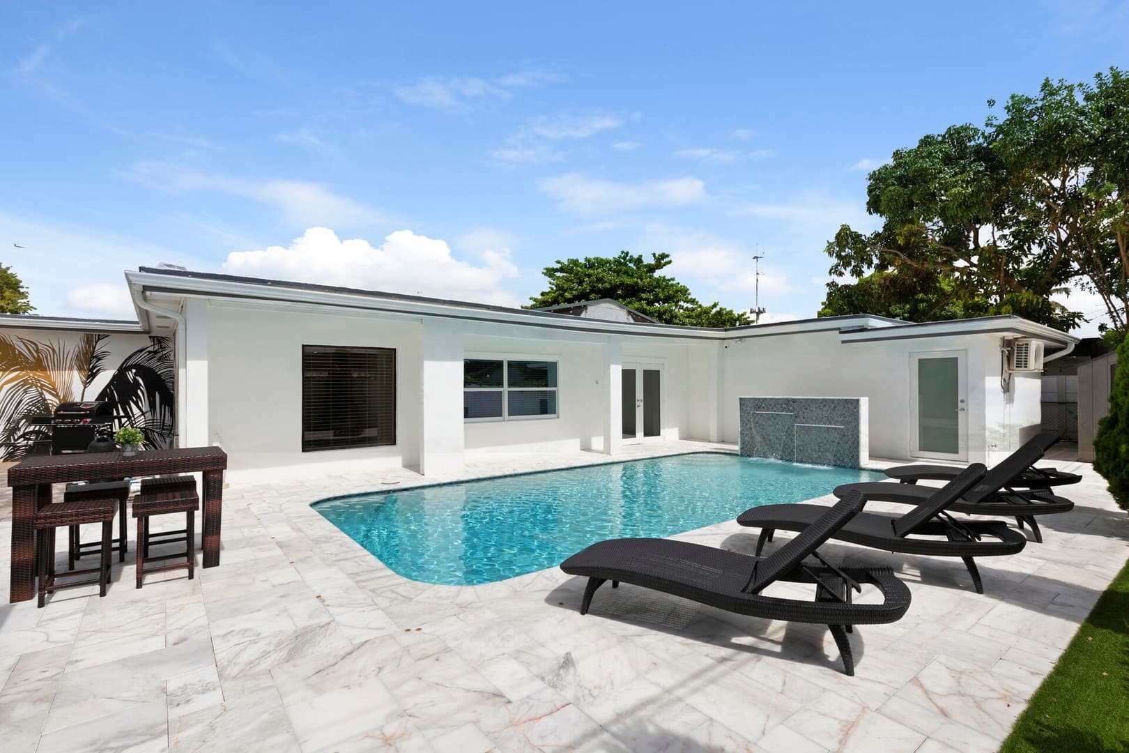 Modern 4.5 BR 3 Bath Dream House Heated Pool BBQ